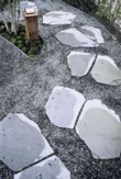  Jižní obytná strana, která je rubem betonové zdi, nabízí přívětivou tvář přímořské vily 