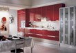  Sestava Vega v provedení lesklý lak kombinovaný s laminátovou deskou. Cena skříněk 312 000 Kč, laminátové desky 14 000 Kč, SCAVOLINI 