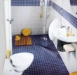  Firma Villeroy & Boch vyřešila problém malých prostor velmi rafinovaně - zešikmila tvary sanitární keramiky. 