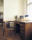 K výrobě jídelního stolu zvolil architekt moderní kombinaci materiálů kov a pískované sklo.
