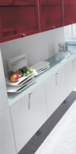  Stůl Maxo, černě mořený buk (210 x 90 x 75 cm, cena 20 983 Kč) a židle Mica s područkami (44 x 47 x 115 cm), cena 6 621 Kč/ks. BRIK - INTERIÉR STUDIO 