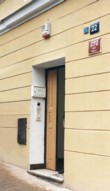  Nově nainstalované oko kamery u dveří rekonstruované budovy 