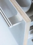  Elegantní provedení dvířek (Interieur) - eloxovaný hliník na multiplexové masivní desce 