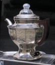 Konvice na čaj, kolem 1925 (Rakousko), tlačený plech, chromnikl, skleněné víko. Cena 3 000 Kč, BRIC A BRAC 