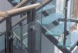 Detail elegantního způsobu vázaní skla ke kovu 