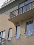  Zajímavým detailem na fasádě jsou konzolové balkony 