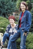  Celá rodina považuje zahradu za přirozené pokračování domu, v němž žije a pracuje. Vyfotografovat se ale nechala jen maminka s dcerou 