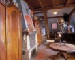  Novum představuje vestavěná galerie s postelemi, k níž vede schodiště, dále venkovní terasa a krb, k němuž má Tomáš Vorel zvláště vřelý vztah 