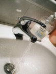 Umyvadlová stojánková baterie ovládaná pákou se zdála být praktičtější než baterie růžicovitá