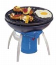  Cestovní plynový Party Grill (CAMPINGAZ) můžete složit do kufru auta a vzít s sebou na dovolenou. Jako topné médium slouží kartuše s proban-butanovou směsí, kterou koupíte v každém hobbymarketu. Cena 1 990 Kč 