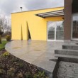 Fasáda do ulice je uzavřenější, i když vede na jih