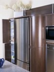  Nerez přirozeně prosvětluje tmavé dřevěné plochy ořechu. Velká nerezová lednice MIELE KD 3522 Sed nerez stála 49 990 Kč 