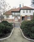  Jižní fasáda domu  s hlavním vstupem. Pod terasou se skrývá bazén 