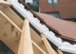  Systém Thermodak nevyžaduje žádné pomocné kotvení. Tvarované dílce (odpovídající typ volíme podle druhu a rozměru tašek) se pokládají jako skládaná krytina na latě. 