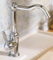  Do kuchyně v rustikálním stylu se bude hodit páková baterie Allegra Carlton, cena v chromovém provedení 11 700 Kč (bez DPH), HANSGROHE 