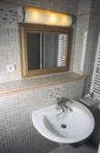 Umývátko Virto (50 x 37 cm) za 4 220 Kč a polosloup za 3 300 Kč (vyrábí KERAMAG)