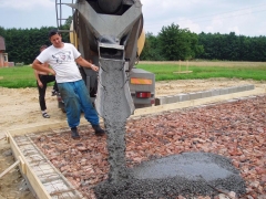 Na vylití základové desky byly potřeba tři mixy betonu