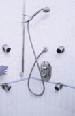  Sprchový kout je vybaven podomítkovou termostatickou baterií s přepínáním na masážní sprchu od firmy GROHE s polohovací tyčí 