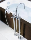  Vanová baterie dvouotvorová s trubkovými stojany (DORNBRACHT). Ceny bez DPH: 66 546 Kč (chrom), 92 900 Kč (matná platina), EDEN-KOUPELNY 
