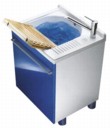  Speciální plastové umyvadlo Active Wash, které funguje zároveň jako pračka, vyvinula firma COLAVENE. Cena umyvadla i se skříňkou (barvy modrá, červená, šedá nebo bílá) od 35 687 Kč, IL BAGNO 