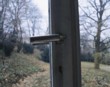  Uklidňující atmosféru pokoje s šedou sedací soupravou dotvářejí obrazy Miloslavy Nievaldové 
