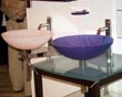 Umyvadlo z materiálu Lucite (AVANTE). Umyvadla i kolekce doplňků Lucite Collection se vyrábějí v barvách white, mint, azur a violet. LUCITE INTERNATIONAL