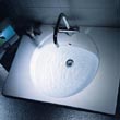 Keramické umyvadlo Preciosa 2 (KERAMAG) je v několika rozměrech i jako dvojumyvadlo. V šíři 60 cm stojí 6 700 Kč (bez DPH), SANITEC