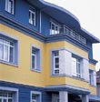 Se střídmým stylem, ve kterém je zařízená koupelna, kontrastují barvy, použité na fasádě domu, jehož rekonstrukce je kompletně majitelovým dílem.