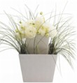  Bílé růže jsou v keramické Double flower (design Ed Annink, Driate). Rozměry 18,5 x 18,5 x 38 cm, cena 3 650 Kč, INTERIÉR 3000 