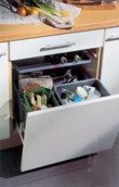  Pokud se už rozhodnete renovovat kuchyňskou linku, nezapomeňte na třídění odpadu. Mezi nejznámější prodejce sortérů patří FRANKE, BLANCO, IKEA 