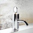  Nad relaxačním koutem se tyčí elegantní lustr s mnoha jemnými kovovými pruty zakončenými malou žárovkou. Světlo tu jakoby shora jemně prší 