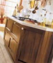  Kuchyň Fabula (HOME CUCINE) jez masivního ořechového dřeva, korpusy jsou z lamina. Sestava v délce 190 cm stojí 70 037 Kč (vč. odsavače par, bez varné desky), ITALIA INTERIOR-DESIGN 