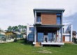  Vila ve Slivenci „trčí“ do zahrady jako jakýsi obytný „prst“. Z ulice připomíná funkcionalistickou architekturu 
