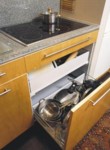  Praktické jsou velkoobjemové zásuvky, opatřené plnovýsuvným mechanismem 