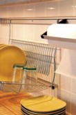 Závěsný odkapávač (48 x 28 cm) koupíte za 550 Kč, držák na utěrky (34 x 15 cm) za 185 Kč. IKEA
