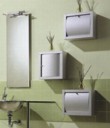  Závěsný kubus z programu Hi-Fi (TENDA DORICA), provedení matný hliník (34 x 20 x 30 cm) s různě řešeným vnitřkem, stojí 4 320 Kč, IL BAGNO 
