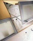  Vyklápěcí systém u horních skříněk chrání naše ruce. Spodní část ve vyklopené poloze blokuje horní díl, takže nám nemůže přiskřípnout prsty 