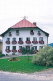 Příklad velkoryse řešení velkého prostoru před domem v Německu