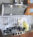  Komínový odsavač Feeling, šířka 90 cm, sací výkon 550 m3/h. Cena 33 000 Kč, PIGMAY STUDIO 