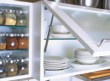 Zásoby koření tu nejsou pro okrasu. Jídelní soubor z bílého porcelánu zvolil muž pro jeho absolutní jednoduchost, která ale nebyla nejlevnější.