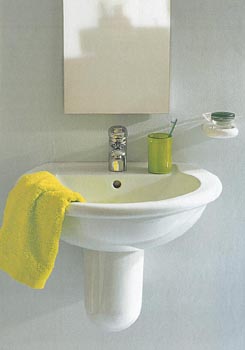 Keramické umyvadlo s polosloupem Darling (DURAVIT), šířka 60 cm, cena 11 730 Kč, KOMORNÍK