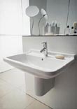 Novinkou od firmy DURAVIT je designová kolekce Starck 3.Cena umyvadla na obrázku (60 cm) 3 330 Kč, sloup 2 818 Kč, ALISEO
