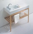 Umyvadlo West (106,7 x 49 cm) od firmy IDEAL STANDARD. Cena umyvadla je 17 030 Kč, stolek (106 x 46,5 cm) stojí 26 690 Kč (ceny bez DPH)