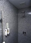  Do sprchového koutu majitelé umístili talířovou sprchu, kterou si přivezli ze Spojených států 