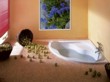 Slávek Boura sedí vedle mísy ze série Sphinx. Cena WC 30 468 Kč, bidet 7 029 Kč, SIKO