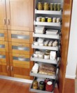  Kovové plnovýsuvné zásuvky s laminovým dnem, nosnost 35 kg. Jsou opatřeny systémem, který tlumí náraz při zasunutí, cena 3 488 Kč/ks, ALEXA STUDIO 