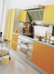 Kuchyň Ricicla acidato Valcucine má osvětlení pracovní plochy řešené jednak pomocí ergonomicky tvarované digestoře a jednak plochými 13W zářivkami, cena zářivek 1 650 Kč/Ks, Florida Interiér