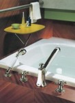 Vanová okrajová baterie z kolekce Madison (DORNBRACHT). V chromovém provedení s keramickými částmi stojí 51 530 Kč, ALISEO