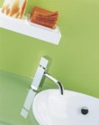 Baterie ze série Quadro (GESSI). Vyrábí se ve třech provedeních - chrom, matný chrom a kartáčovaná nerez. Prodává EUROBATH za 8 800 Kč