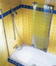 Třídílná bezrámová sprchová zástěna Combinett 3000 C. Vyrobená z tvrzeného skla, připevňuje se na delší stranu vany...